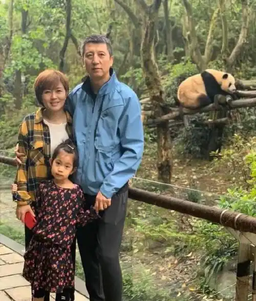 郭士强一家三口游玩妻子颜高气质好看着很年轻女儿超像爸