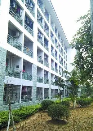 南国商学院一大学生翻宿舍阳台 不慎跌下6楼