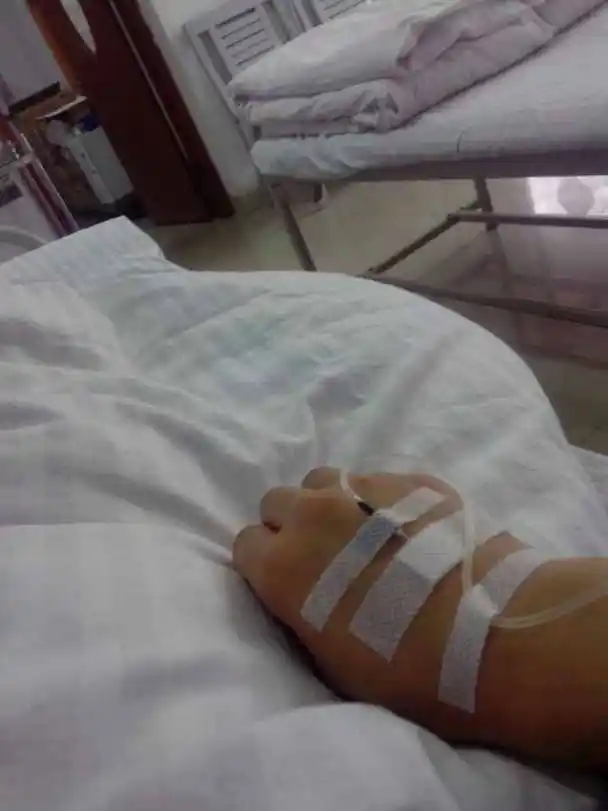 我女朋友生病了,我们吵架了,她不挂吊针,不愿意告诉我在哪个医院,只发