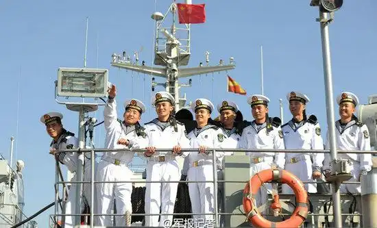 海军大批士官换着水兵服 官兵兴奋换装