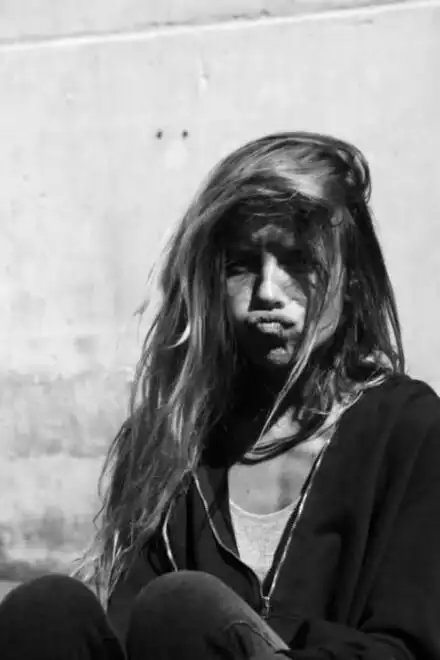 这个世界嚼舌的人太多 做好自己便好 懂你的人,不会离开你 会一直陪伴