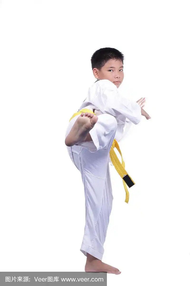 英俊的跆拳道男孩训练战斗活动