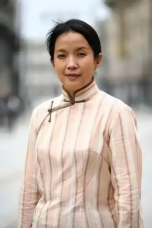 吕丽萍发文庆祝美国生日快乐网友不淡定了:难怪张丰毅要跟你离婚