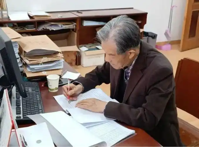 91岁北大教授:"每月退休金一年都花不完"_腾讯新闻