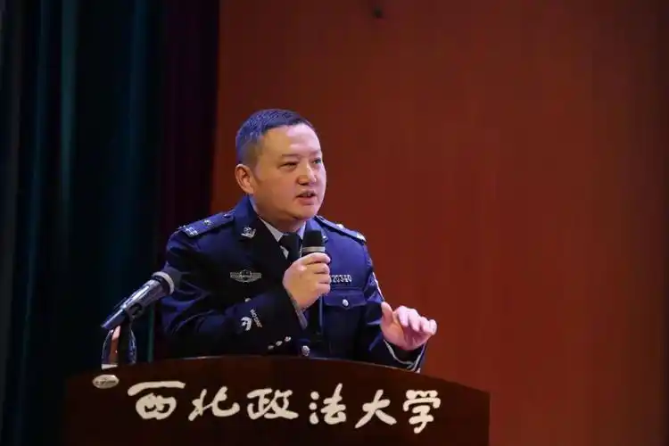 近日,我院邀请西安市公安局长安分局韦曲派出所民警李侠和我校保卫处