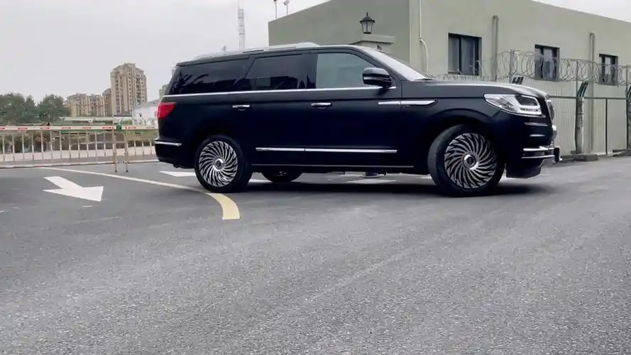 林肯领航员轮毂升级,改色亚黑