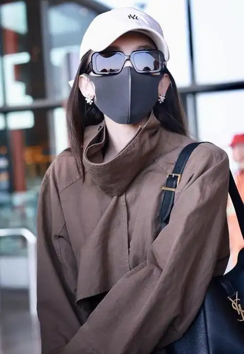 古力娜扎现身北京机场歪头杀俏皮可爱