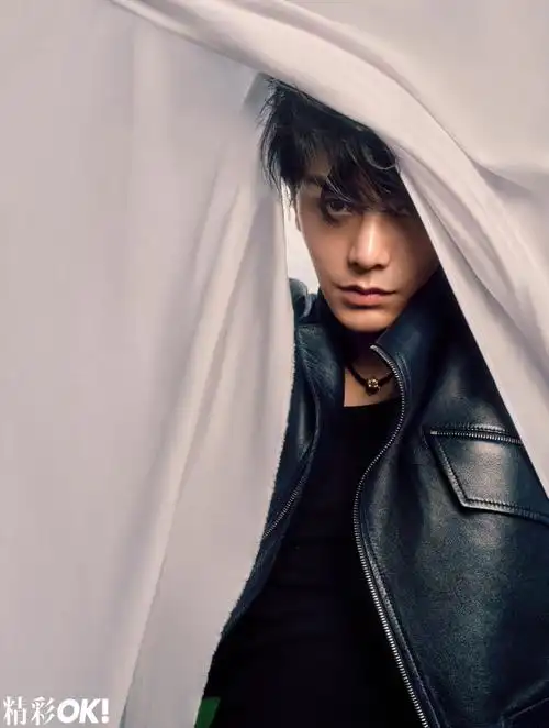 丁禹兮的硬朗帅气与邓恩熙的俏皮可爱,在钻石charme的点缀下更显生动