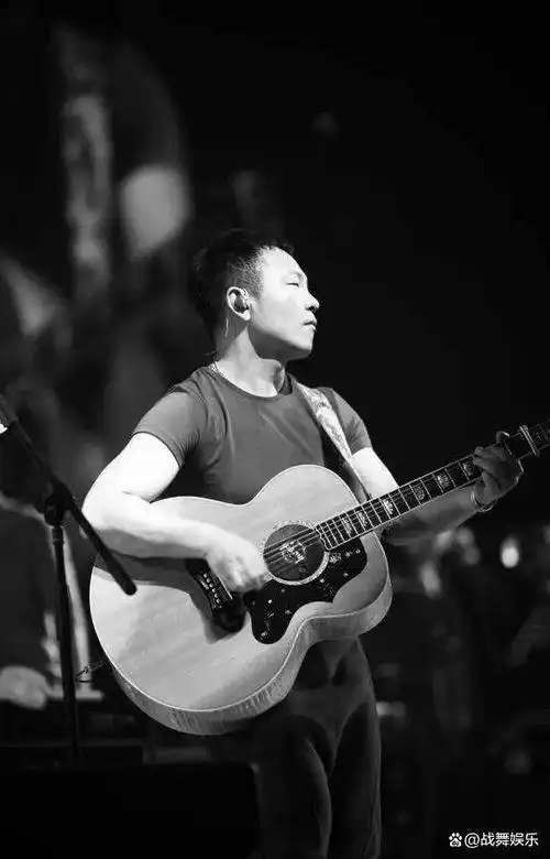 《蓝莲花》直到今天依旧是乐坛经典,而写出这首歌的许巍已经54岁了,却