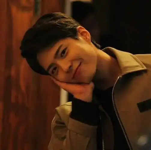 想求哈哈大笑的男生头像,笑得浮夸笑得开心笑得眼睛眯成一条缝贼有