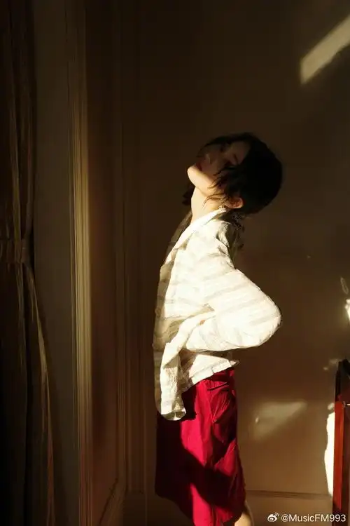 露肩了#张子枫在家里的一组光影随拍照曝光,照片中她罕见地小露香肩