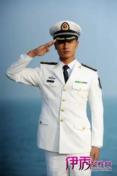 郑凯化身俊朗海军