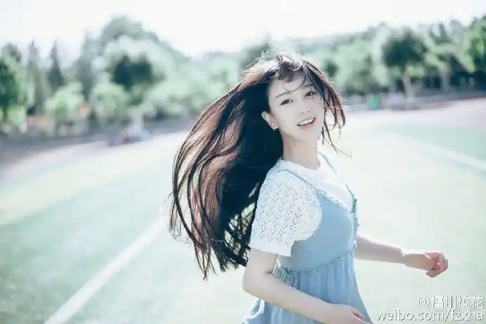 【校花校草】学播音的妹子清纯恬静,惹人怜爱