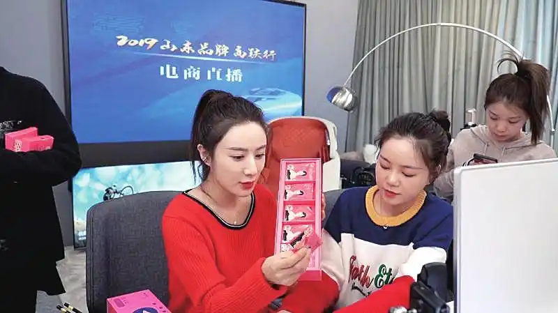 知名主播薇娅(左一)正在直播带货