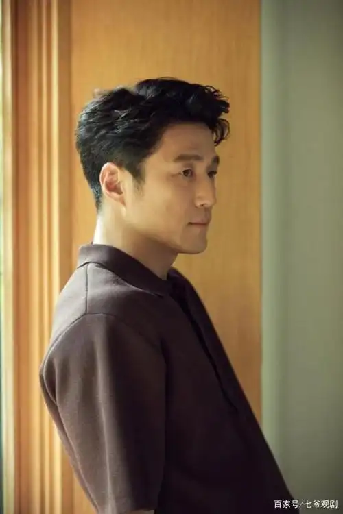 池珍熙出生于1971年,是当今韩国银幕上非常有魅力的男演员,1997年