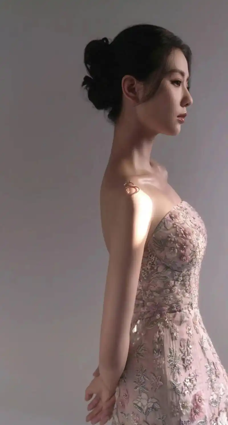 气质的内外兼修=舒展体态 大方做自己.最近发现挺直脖子对于气