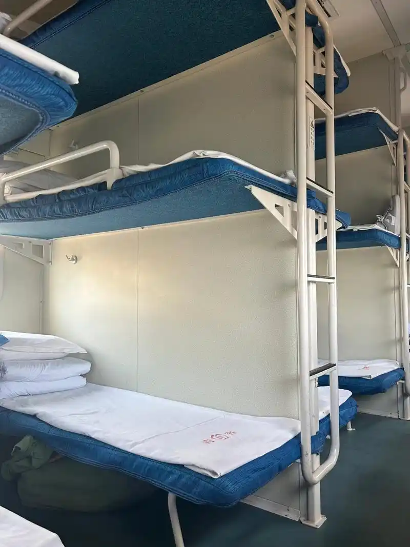 火车硬卧图解6015 下铺还不错,可以坐起身.