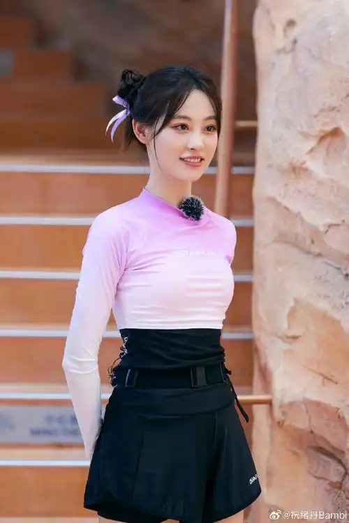 祝绪丹小黄鸭泳圈#祝绪丹小黄鸭泳圈随拍来啦双丸子头造型俏皮堪