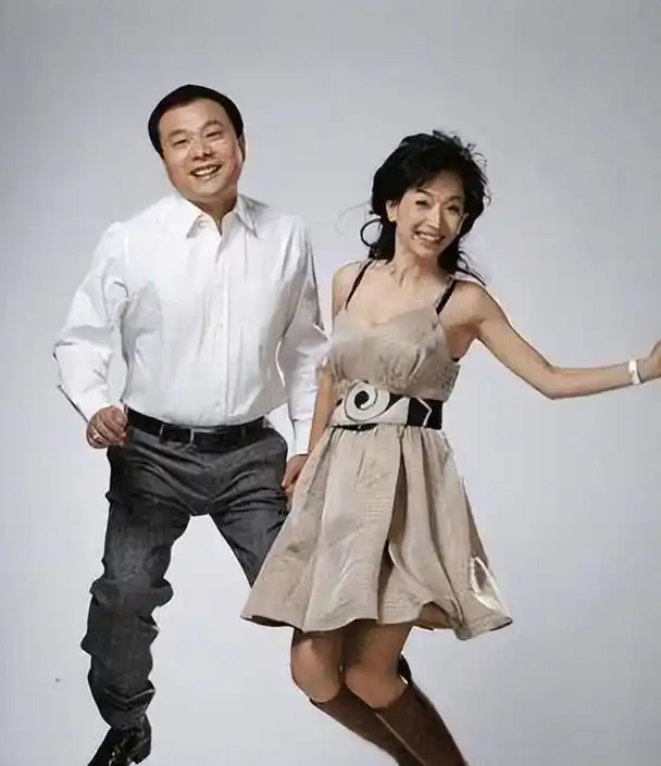 当时的田捷作为嘉宾出现在了王芳主持的节目中,两人一见钟情相谈甚欢