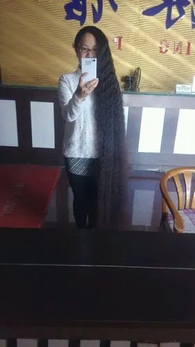 长发拖地的年轻妈妈