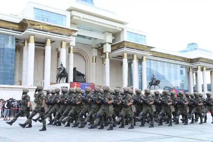 蒙古军队庆祝国庆阅兵 乘美国吉普检阅铠甲标兵