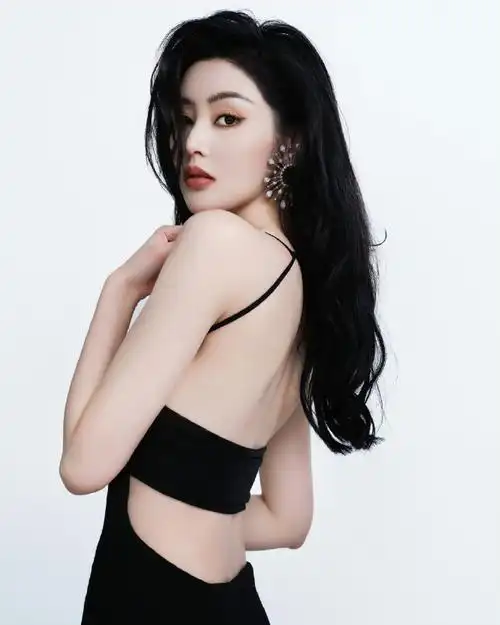 张天爱礼服证件照