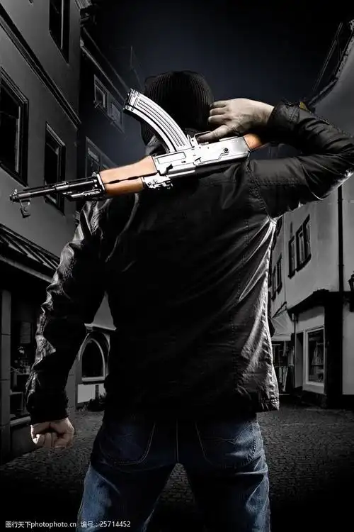 扛着冲锋枪的外国男性图片