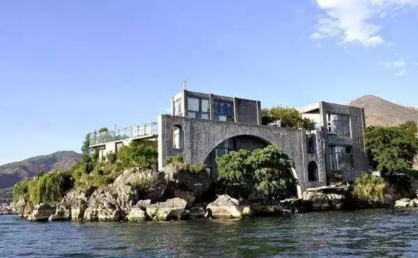 杨丽萍曾在洱海盖了栋别墅,别墅的院子里种满花花草草,可以一边泡澡