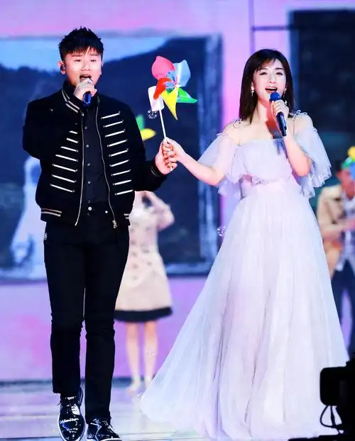 谢娜张杰同台演出超甜蜜