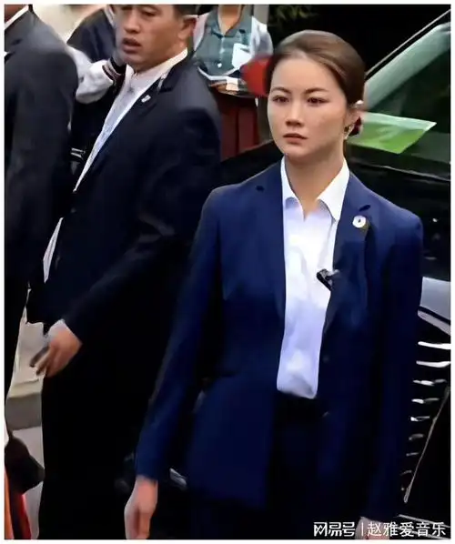 中国美女保镖严月霞,贴身保护叙利亚夫人,撞脸明星传月入百万!