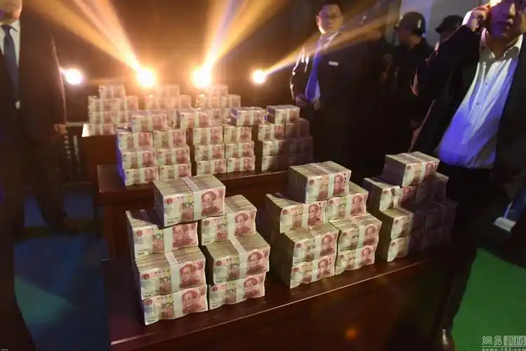 土豪千万现金买饮品百元大钞堆成山