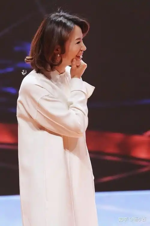 董卿穿衣从不浮夸1件白色大衣配黑裤子深知简约即高级的道理