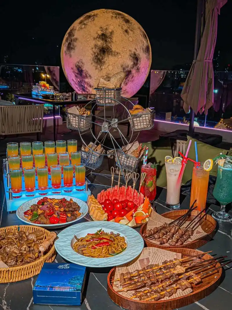 在十楼天台喝酒听歌是一种怎样的体验?不会吧不会吧! 能远看 - 抖音