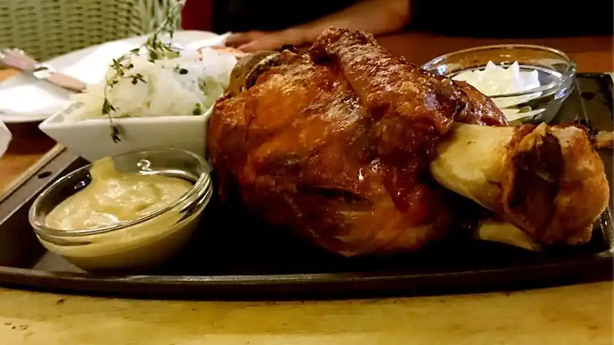 捷克的传统美食,可以这么说,很符合中国人的胃,烤猪肉,烤鸭腿,面包片