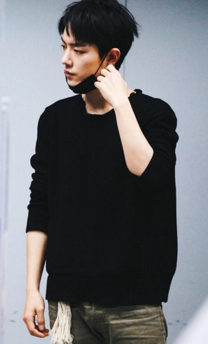 如今他的机场造型是这样子的,身穿黑色卫衣搭配军绿色休闲裤,服装款式