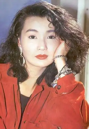 曼玉蓬蓬的造型是后期了,早年80年代的时候她马尾和直发比较多,她其实