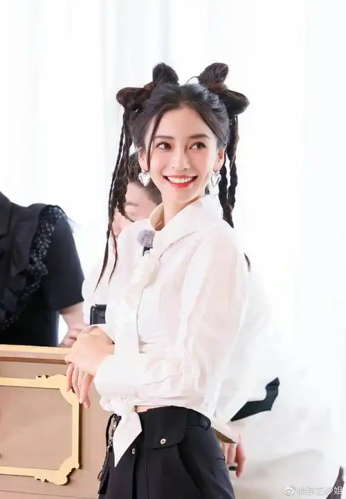 angelababy《奔跑吧》造型图～头上两个蝴蝶结,这个发型好可爱,少女感