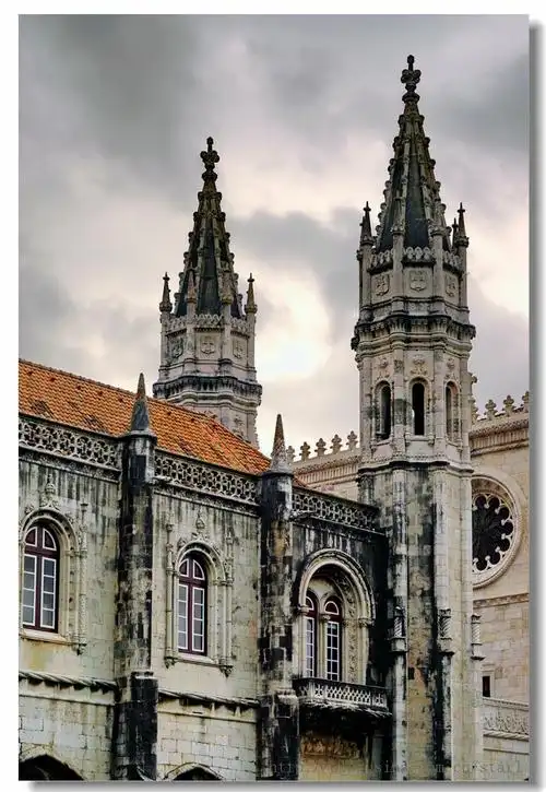 哥特式的塔楼上诸多精美的浮雕,让人叹为观止.