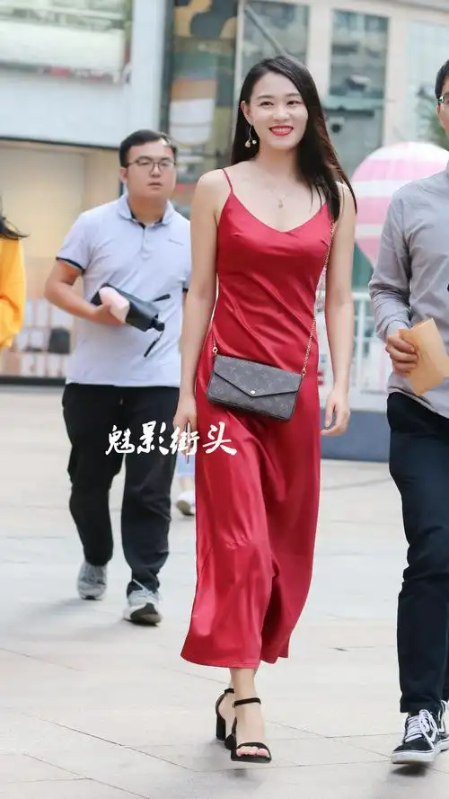 街拍:红色吊带连衣裙搭黑色高跟凉鞋,尽情展现窈窕好身姿