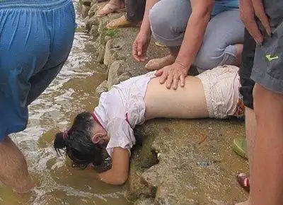 女子冬泳溺水休克,男子准备进行人工呼吸,刚掰开她的嘴就后悔了