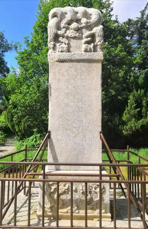 此碑为清康熙皇帝御制诗碑,碑额镌『钦赐御书』,碑文之诗为