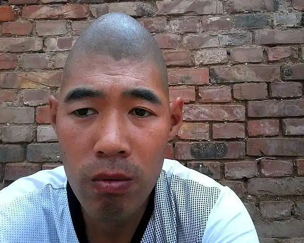 就因头型奇怪,他成为圈内最出名丑角