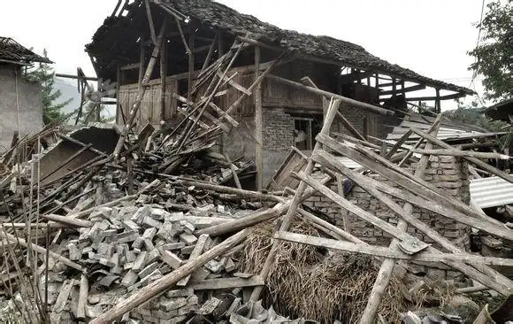 4月21日,雅安市芦山县龙门乡五星村,在地震中倒塌的房屋.