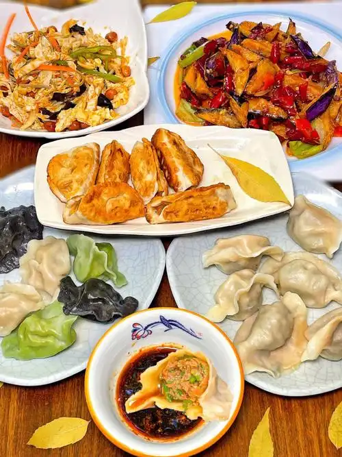 北方人和歪果仁一起愉快地吃饺子四合院里