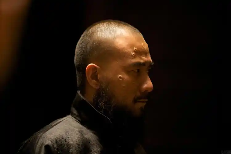 p>《让子弹飞》是由 a target="_blank" href="/item/姜文/1168186"