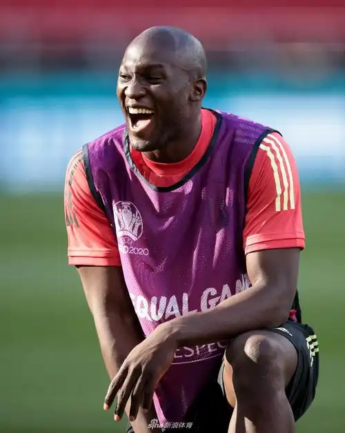 卢卡库训练中笑声不断_高清图集_新浪网