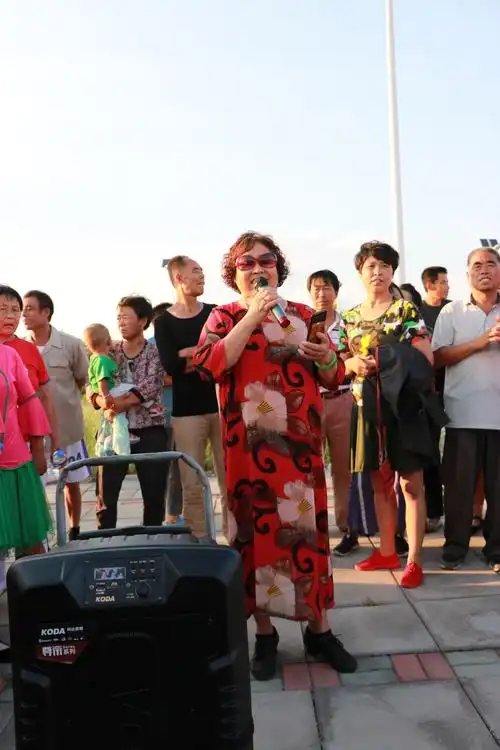 盘锦市胡家镇拉拉村文化广场活动丰富多彩,展现了改革开放以来农村