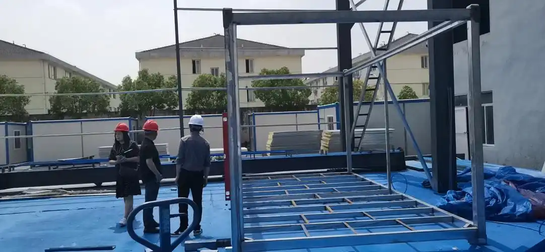 中南钢构带客户参观集装箱固定箱房焊接现场-苏州中南钢结构股份有限