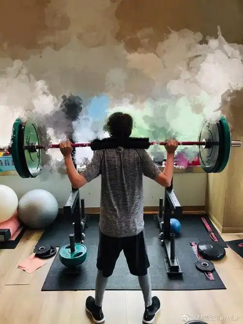 54岁林志炫大病后狂举杠铃,胳膊和腿一样细,骨瘦如柴似纸片人