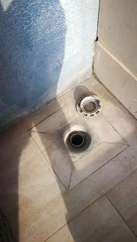 2712房阳台下水口盖没有盖好,现场复位